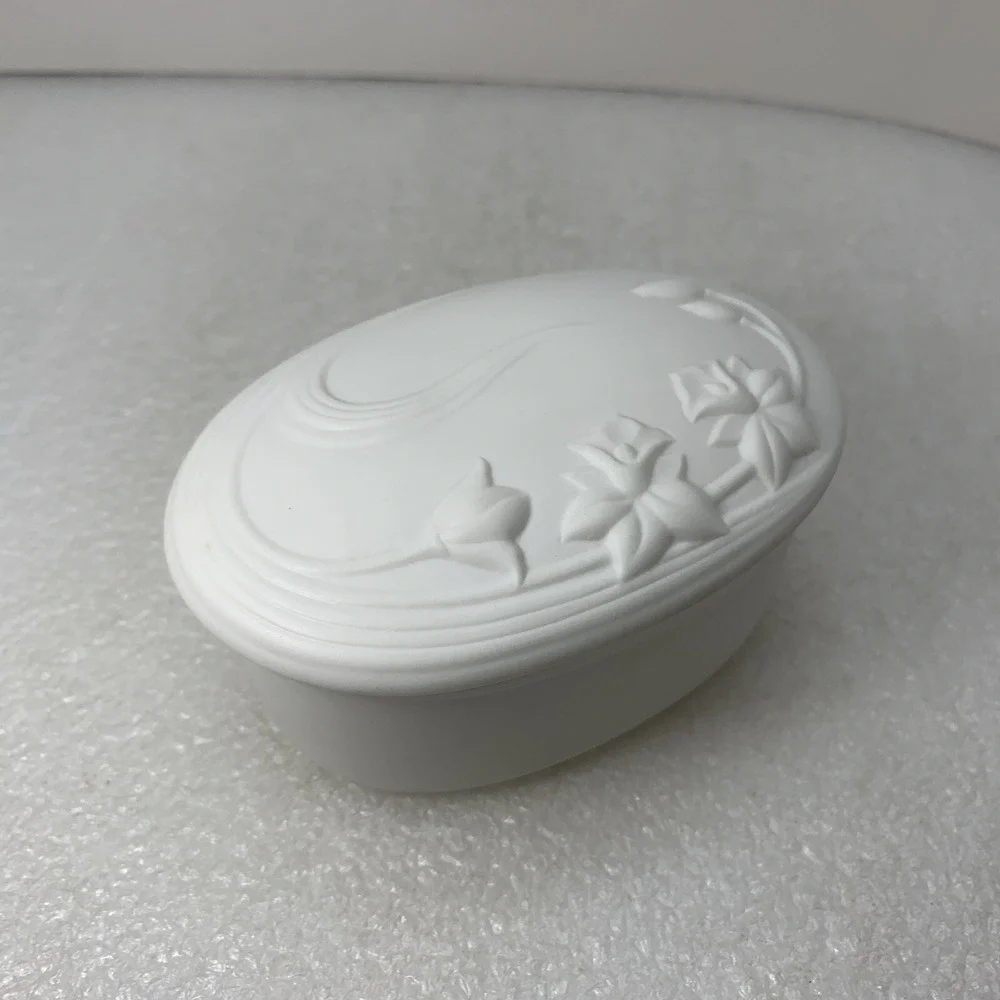 Vintage Gorham Fine‎ China Oval Leaf Floral Trinket Box White Porcelain Relieved